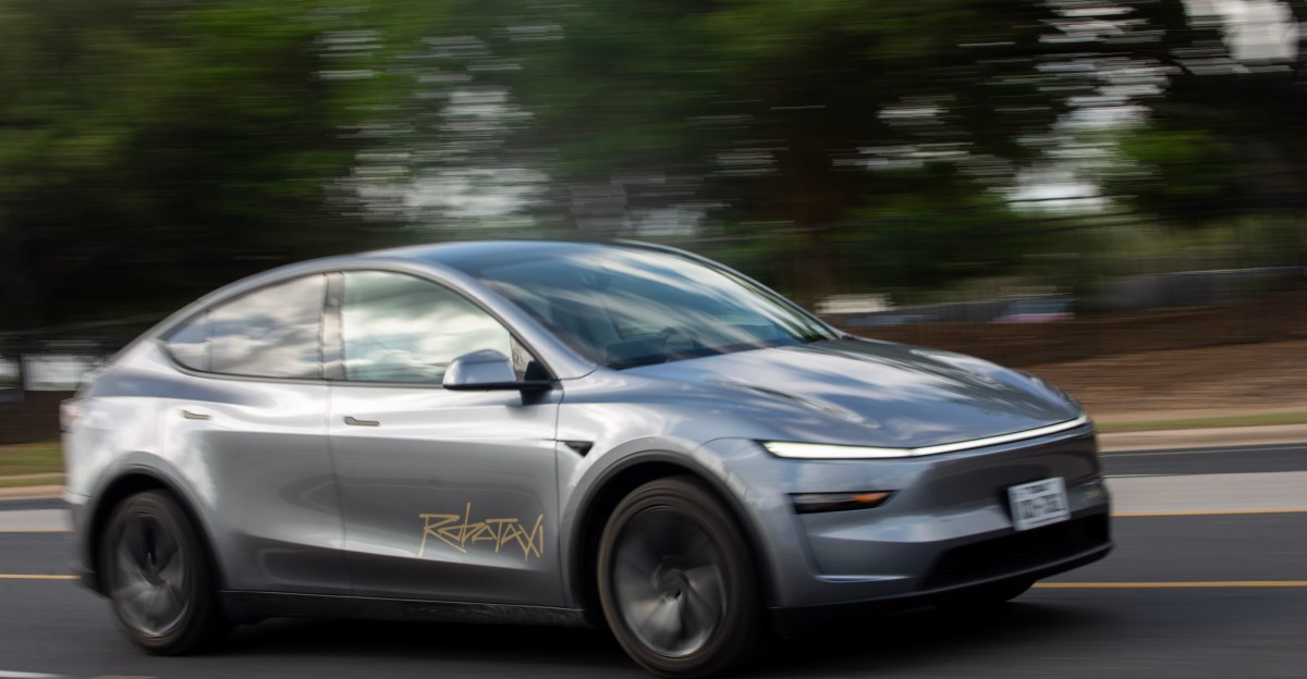 Ось список усіх несправностей роботаксі Tesla на сьогодні