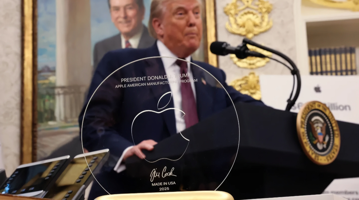 Apple презентувала Трампу статуетку з скла та золотом 24 карати