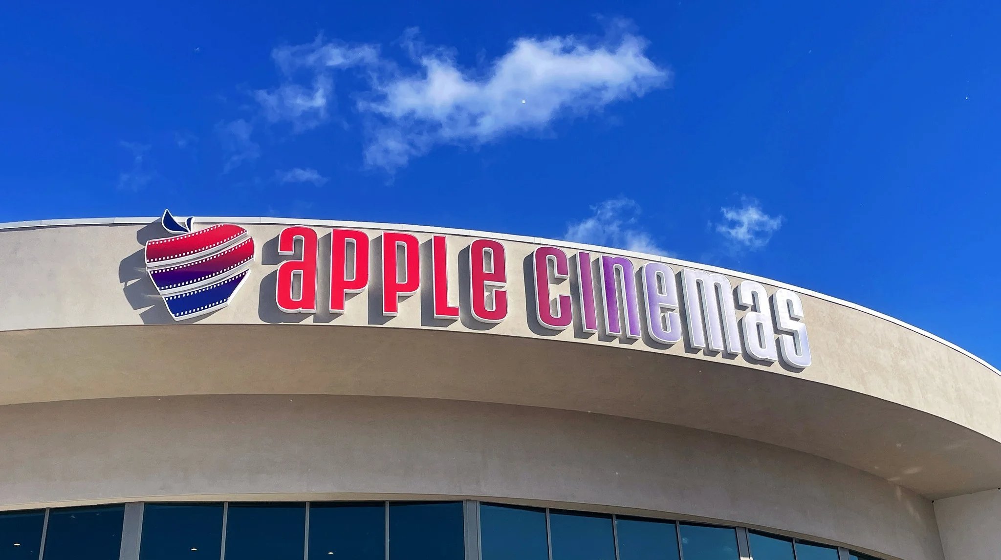 Apple ініціювала судовий процес проти мережі кінотеатрів Apple Cinemas за порушення авторських прав