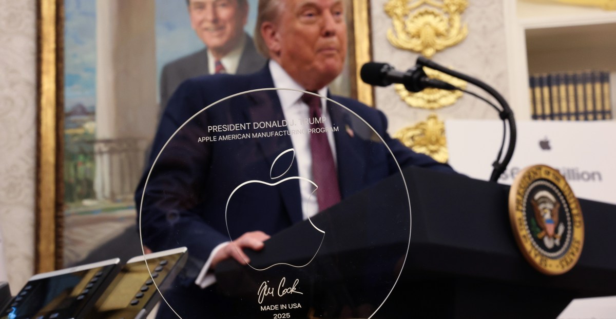 Apple створила статую з 24-каратного золота та скла для Дональда Трампа