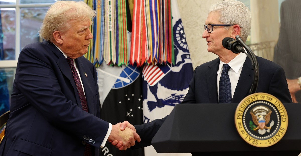 Apple оголошує про план з виробництва у США на суму 100 мільярдів доларів під тиском Дональда Трампа