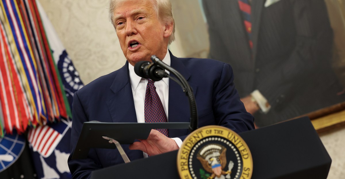 Трамп обіцяє стягувати 100% мито на комп’ютерні чіпи з величезним обхідним шляхом