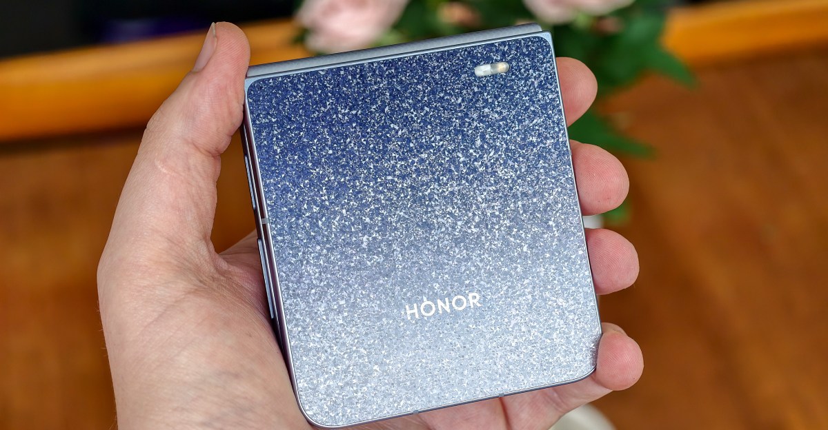 Новий розкладний телефон Honor ідеально доповнить ваші Jimmy Choos