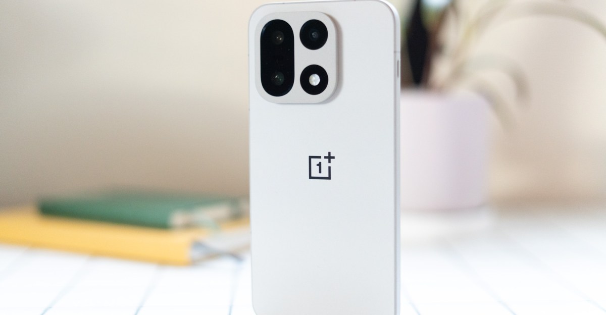 OnePlus 15: Чому США чекають на старт передзамовлень після затримки з FCC?